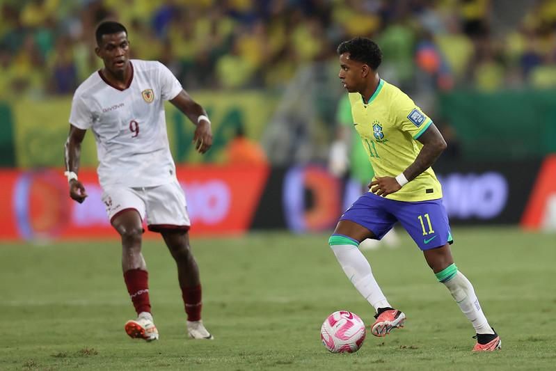 Brasil leva virada, perde para Colômbia nas Eliminatórias e liga