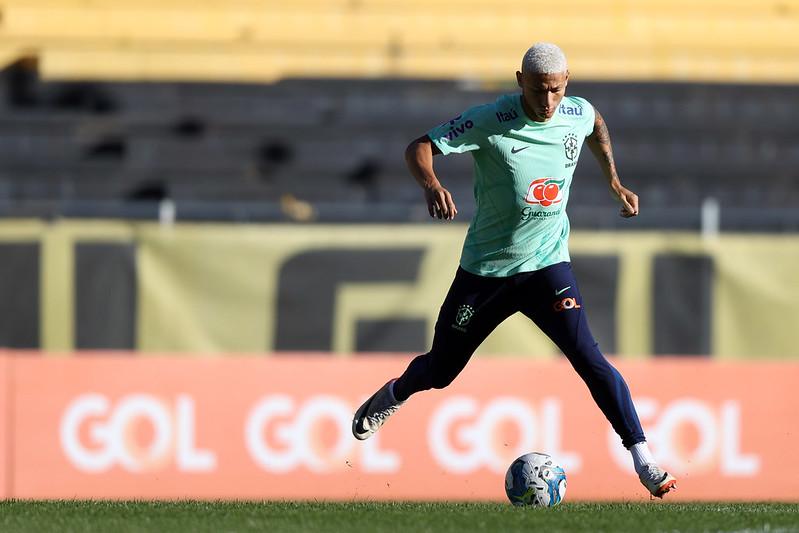 Brasil x Argentina, no Maracanã, tem pancadaria entre torcedores; jogo  atrasa em meia hora