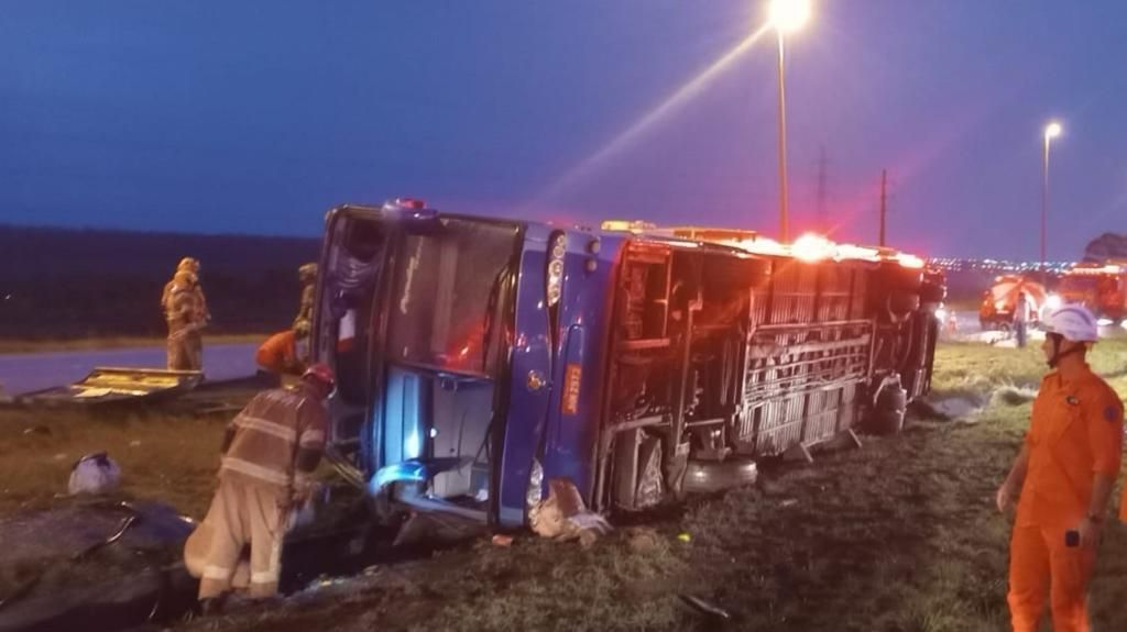 Carro fica pendurado em árvore após capotar na BR-277