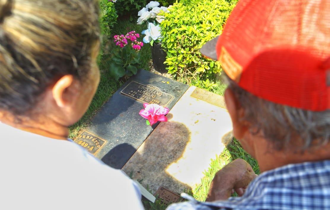 Mãe da namorada de Cristiano Araújo se apoia na fé para lidar com saudade