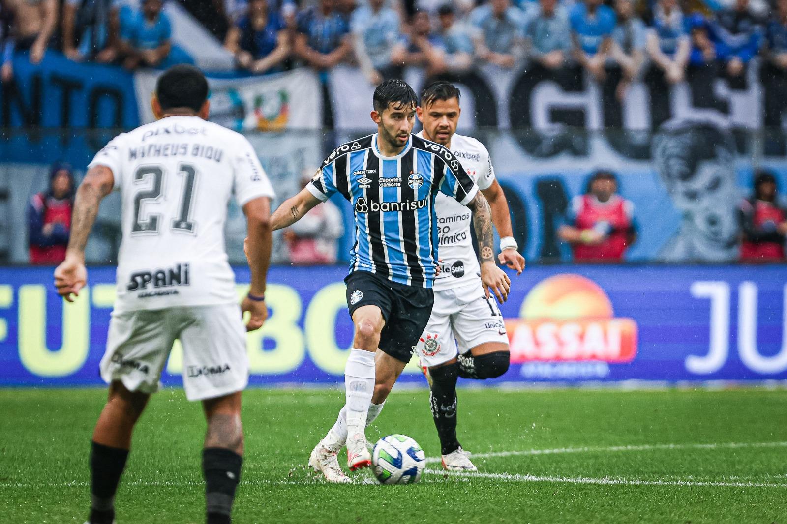 Bola No Lance Inicial De Um Jogo Do Futebol Ou De Futebol Luz