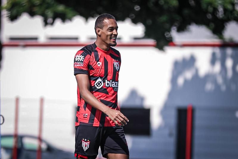 Lateral que é titular e destaque do Flamengo foi desperdiçado pelo  Figueirense