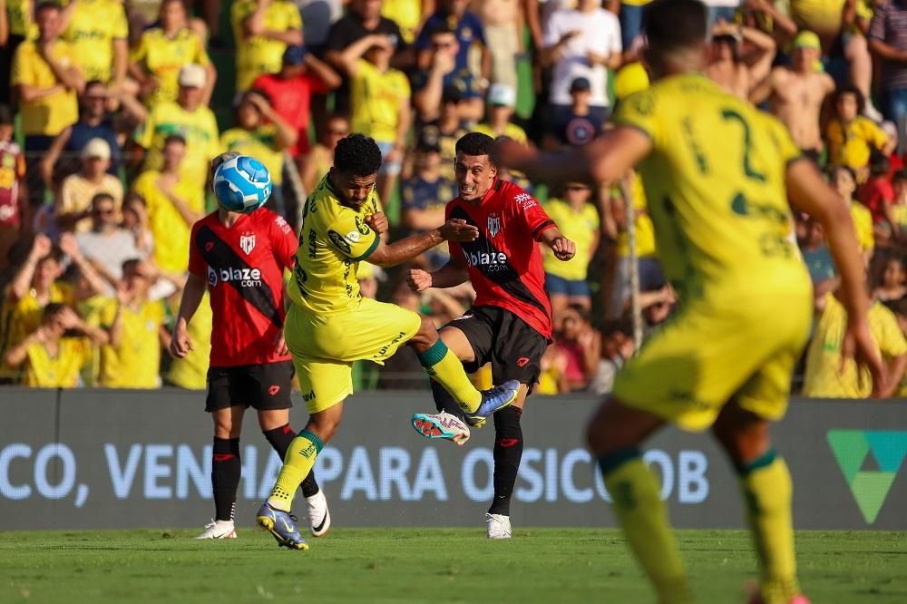 Com hat-trick de Gustavo Coutinho, Atlético-GO vence o Tombense de