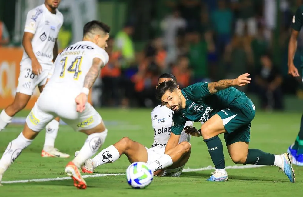 Com hat-trick de Gustavo Coutinho, Atlético-GO vence o Tombense de