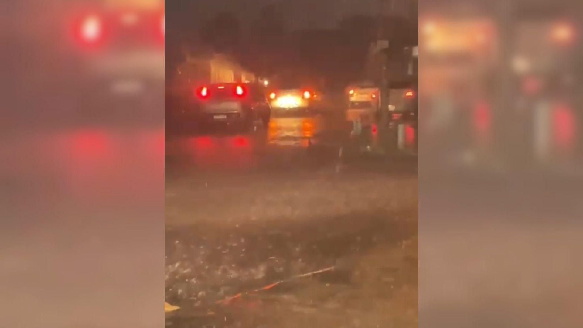 Vídeo mostra quando homem pula em piscina durante temporal e antena de TV  cai na água, em Goiânia | O Popular