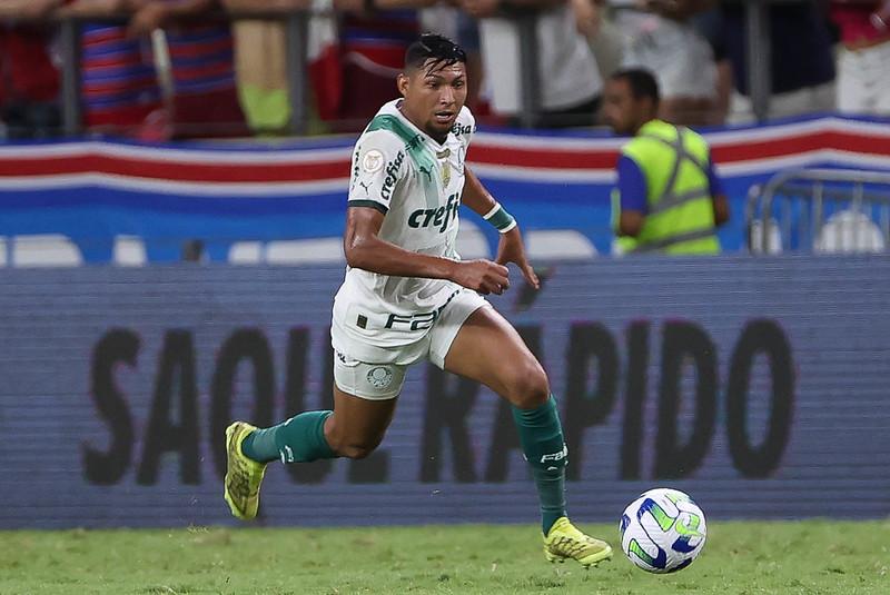 Flamengo marca no fim, frustra Palmeiras e leva a melhor em briga