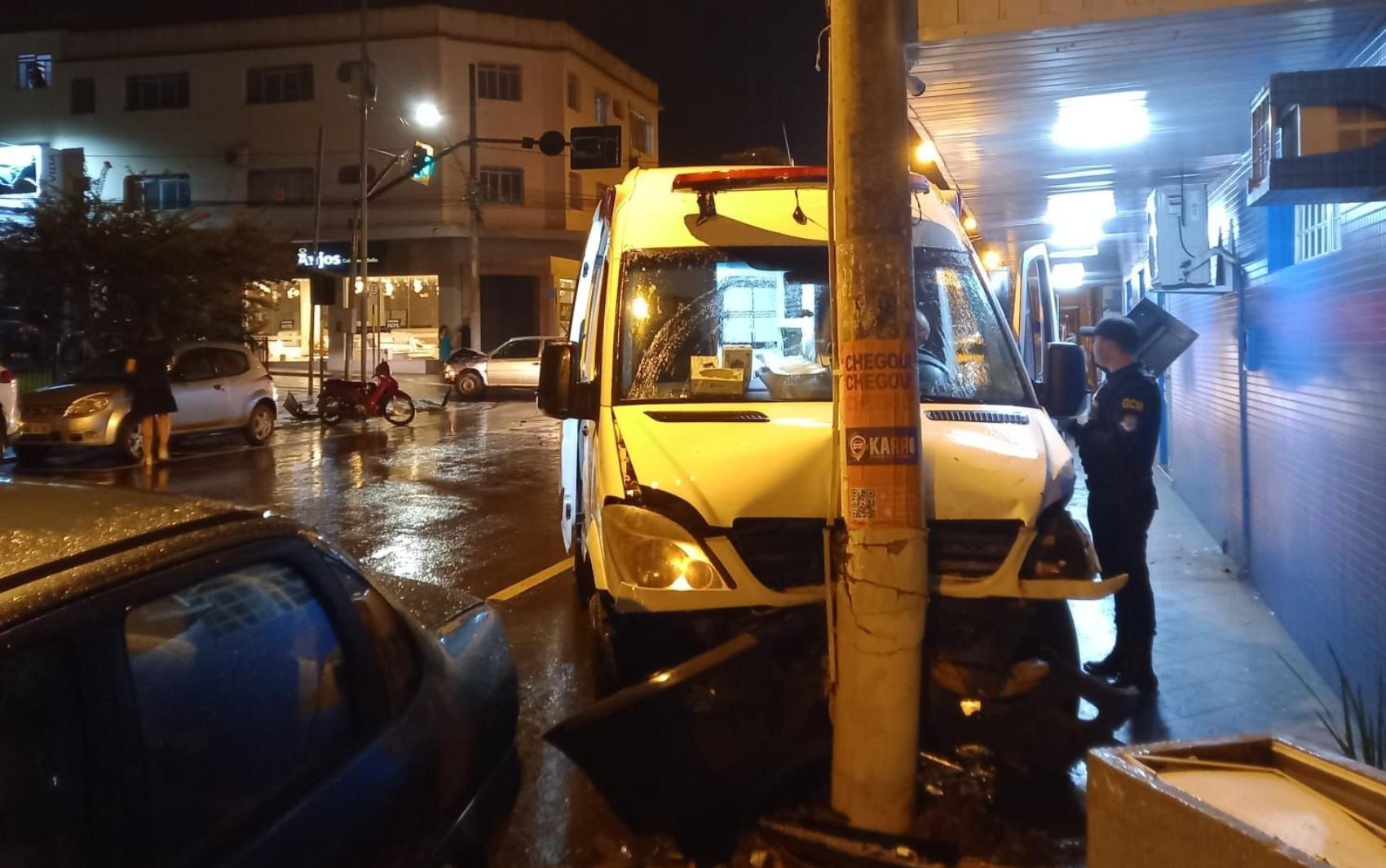 Homem joga moto na frente de caminhão desgovernado em chamas para pará-lo,  em Nerópolis, Trânsito GO