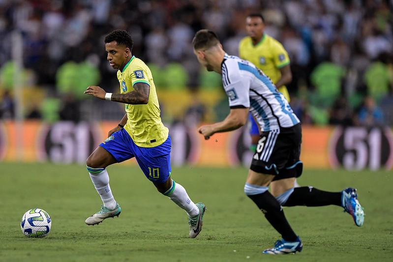 Argentina vence e agrava crise do Brasil em jogo marcado por briga no  Maracanã