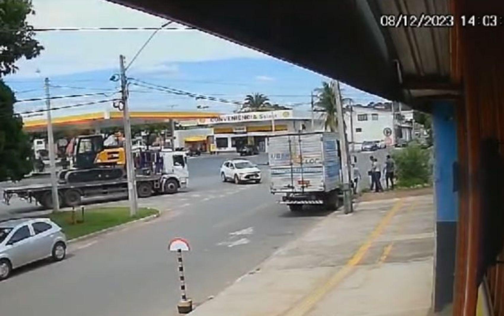 Um Carro De Corrida De Rodas Aberto Em Uma Pista De Rua Com Design