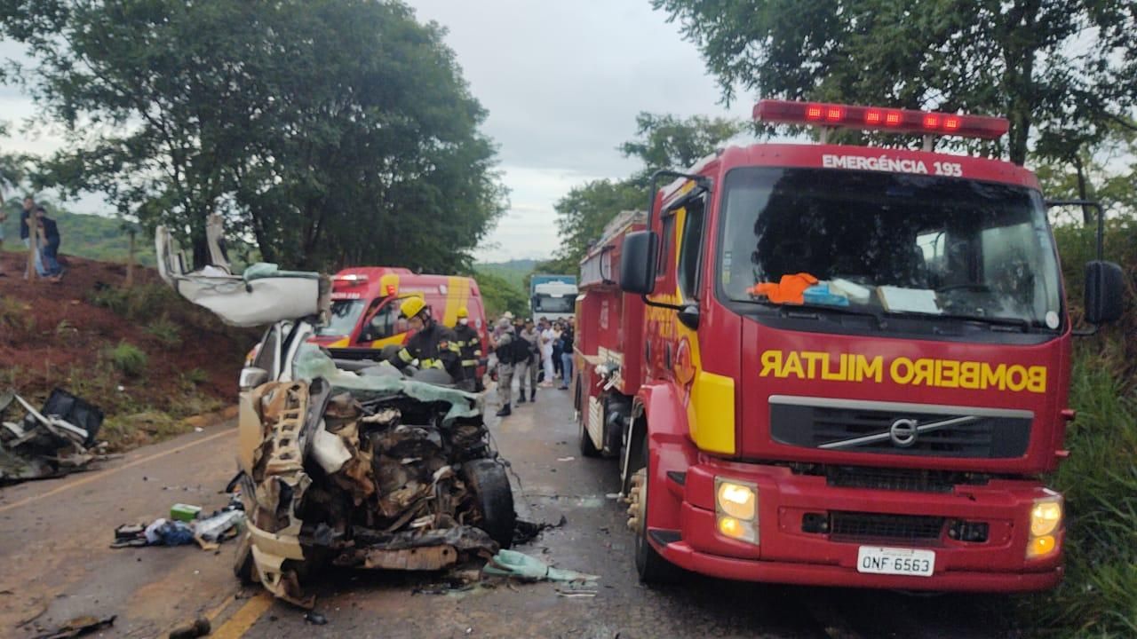 Carro de funerária bate de frente com ônibus e mata motorista em rodovia de  Goiás, Goiás