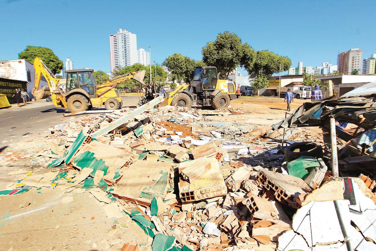 Máquinas da Prefeitura de Goiânia destroem imóvel na Avenida 1ª Radial: moradores relatam que prédio abandonado servia como ponto para usuários de drogas e pessoas em situação de rua