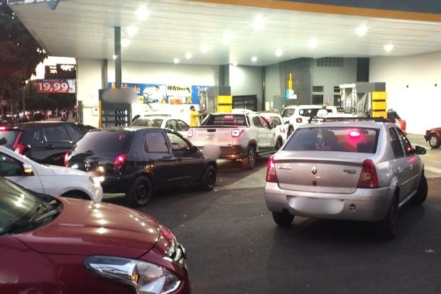 Motorista coloca só A$ 7 de gasolina: o detalhe que pode dar multa em 2026