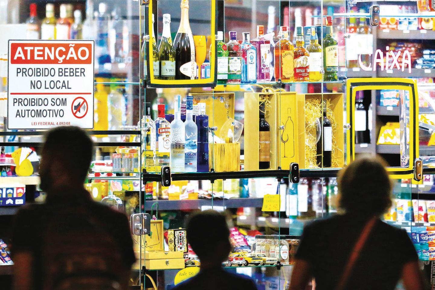 PM coíbe consumo de bebida em distribuidoras | O Popular