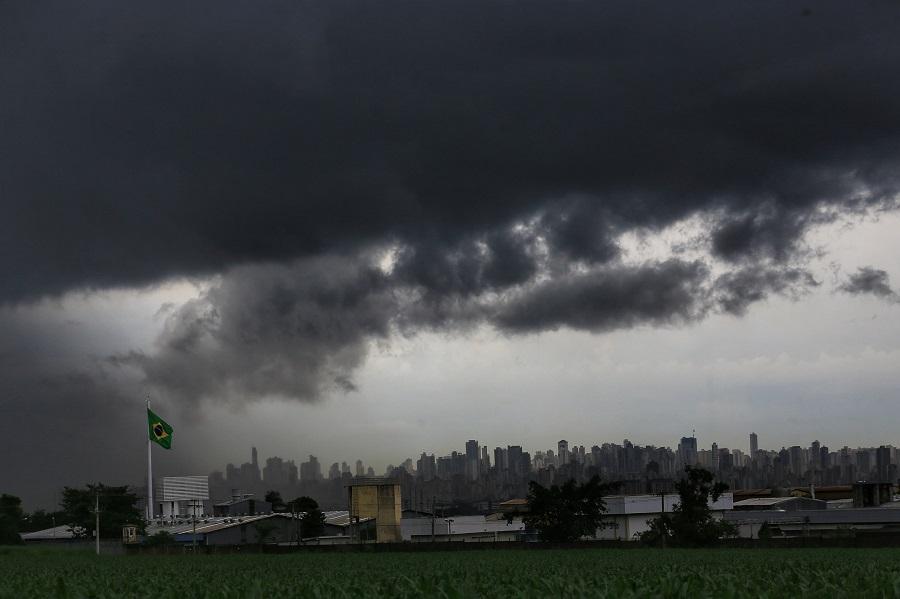 Avanço de frente fria deve trazer pancadas de chuva com rajadas de vento  para o final de semana em Goiás | O Popular