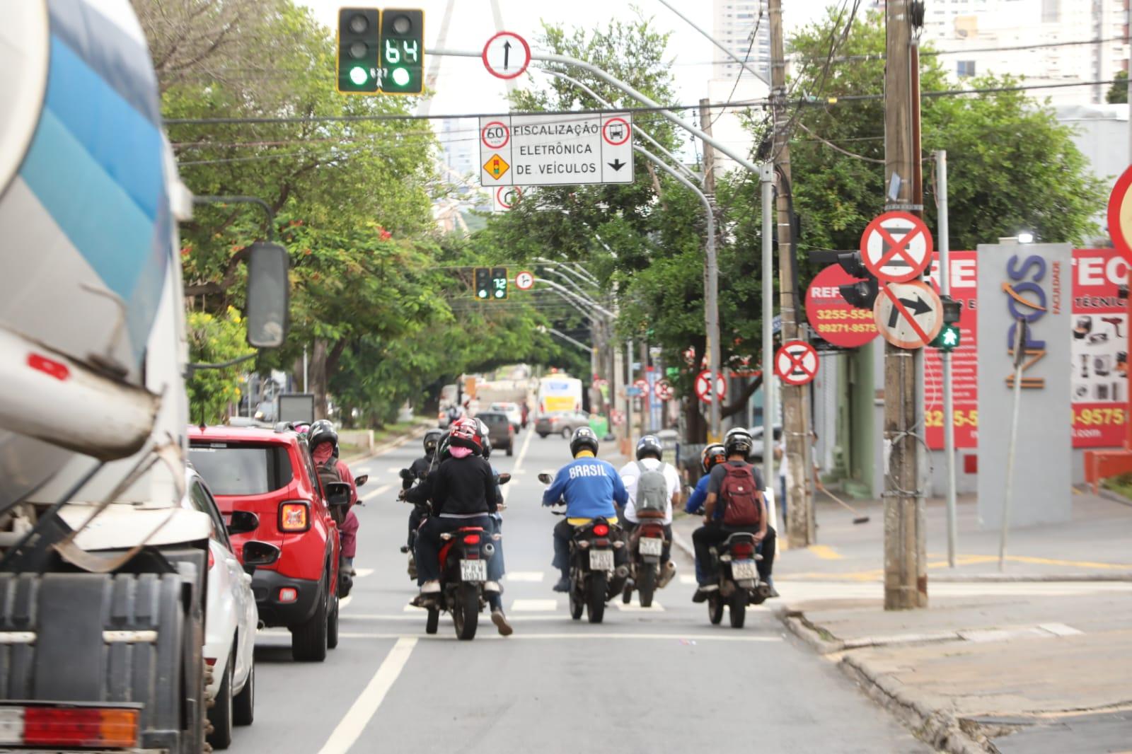 Motociclistas come&ccedil;am a circular nos corredores de &ocirc;nibus de Goi&acirc;nia | O Popular