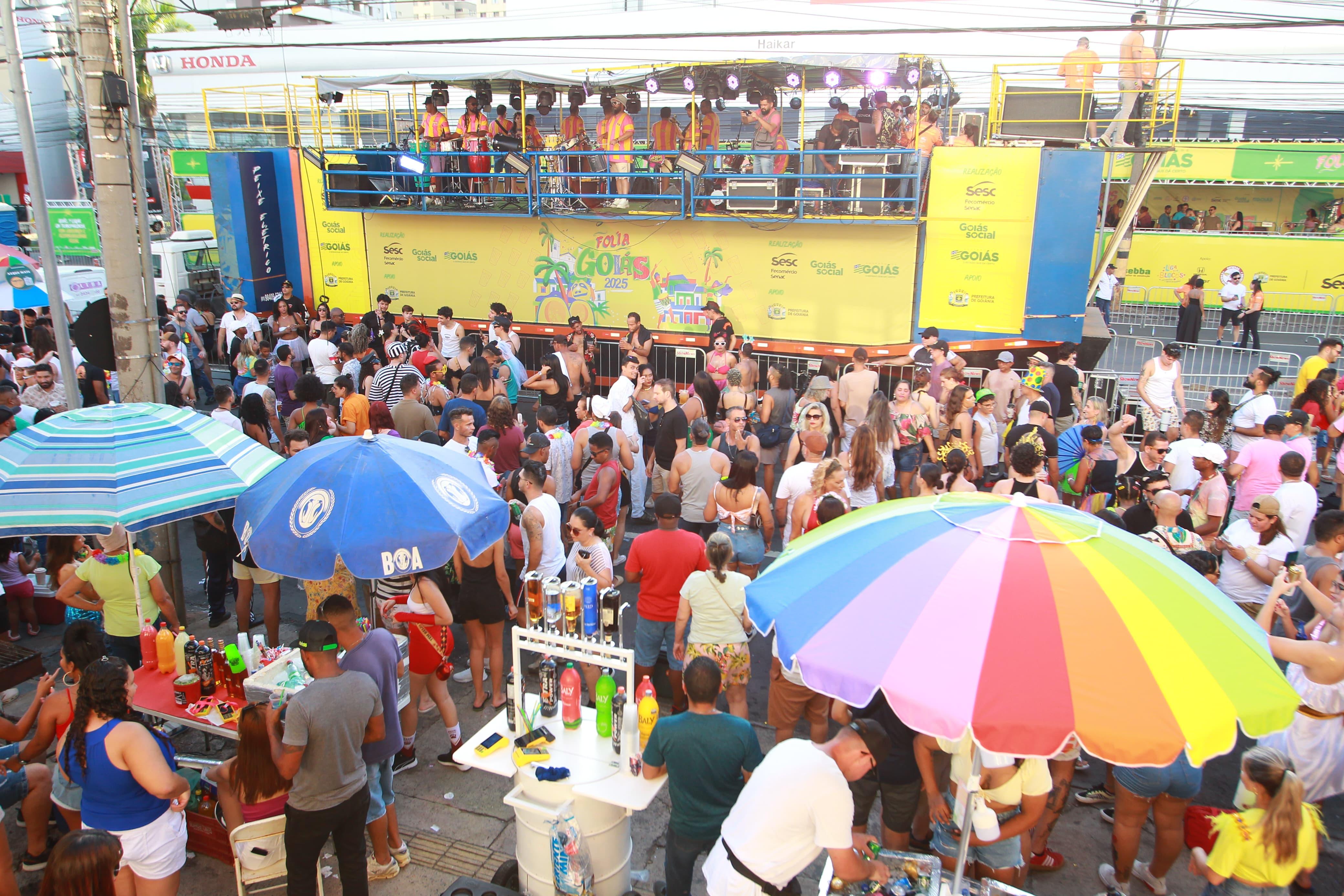 Avenida 85 reúne foliões sob calor em Goiânia | O Popular
