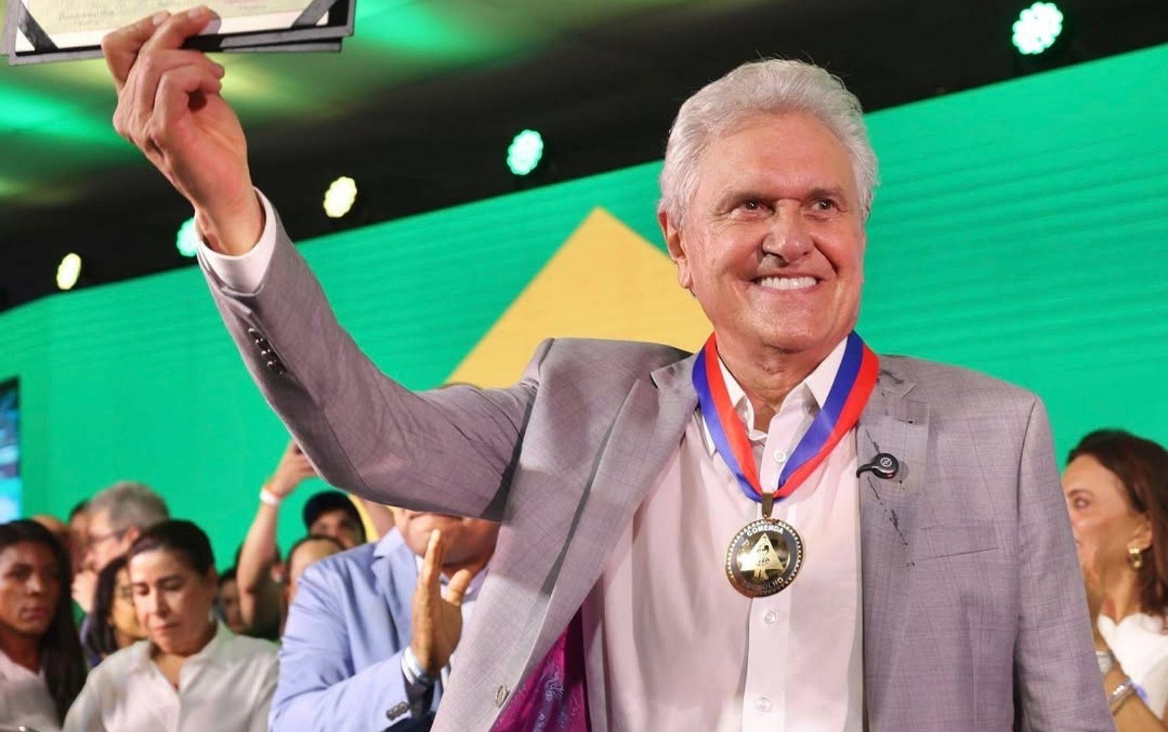 Fotografia de Ronaldo Caiado em evento político oficial do partido.