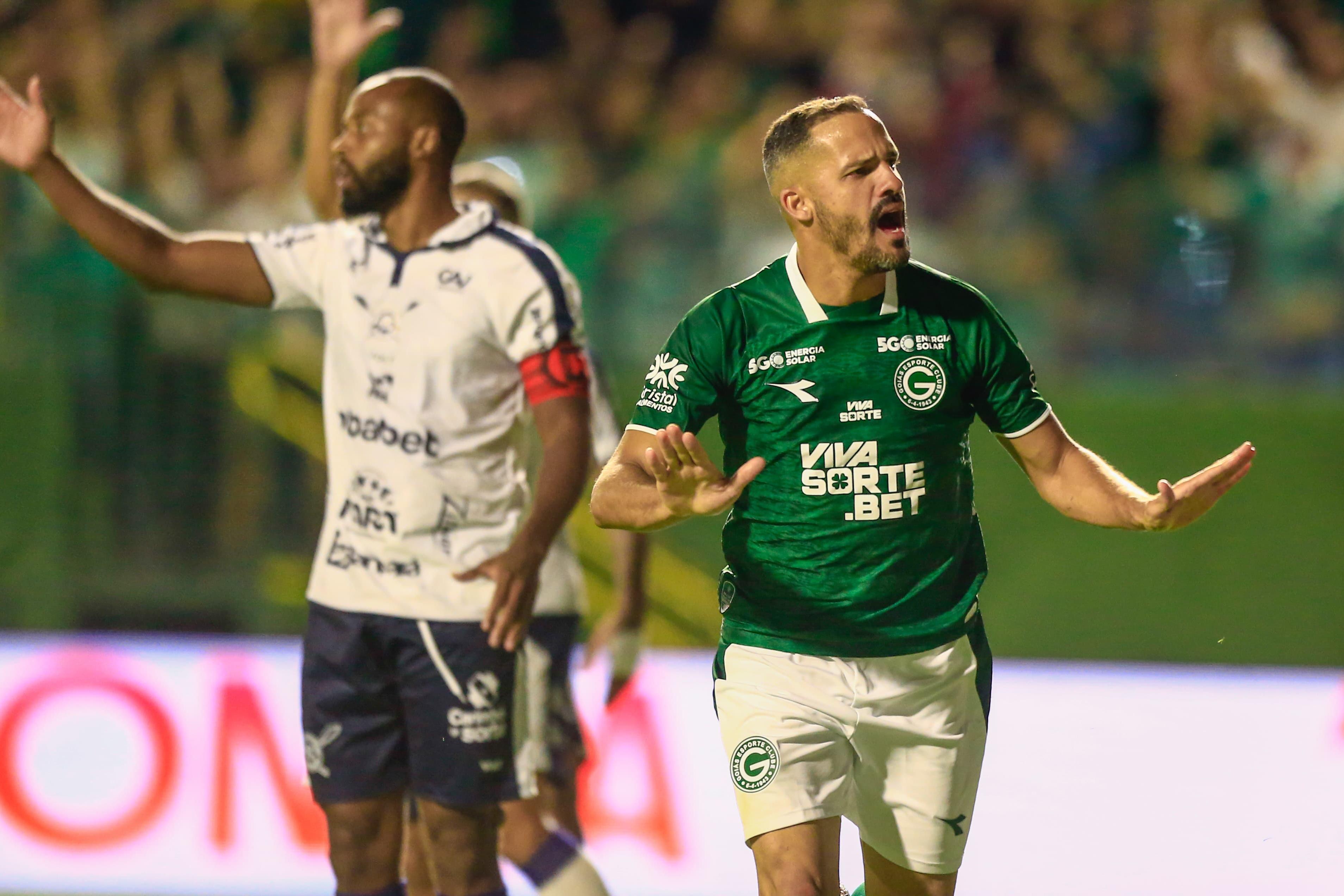 Anselmo Ramon pede "calma" para a torcida após marcar o gol de empate do Goiás contra o Remo