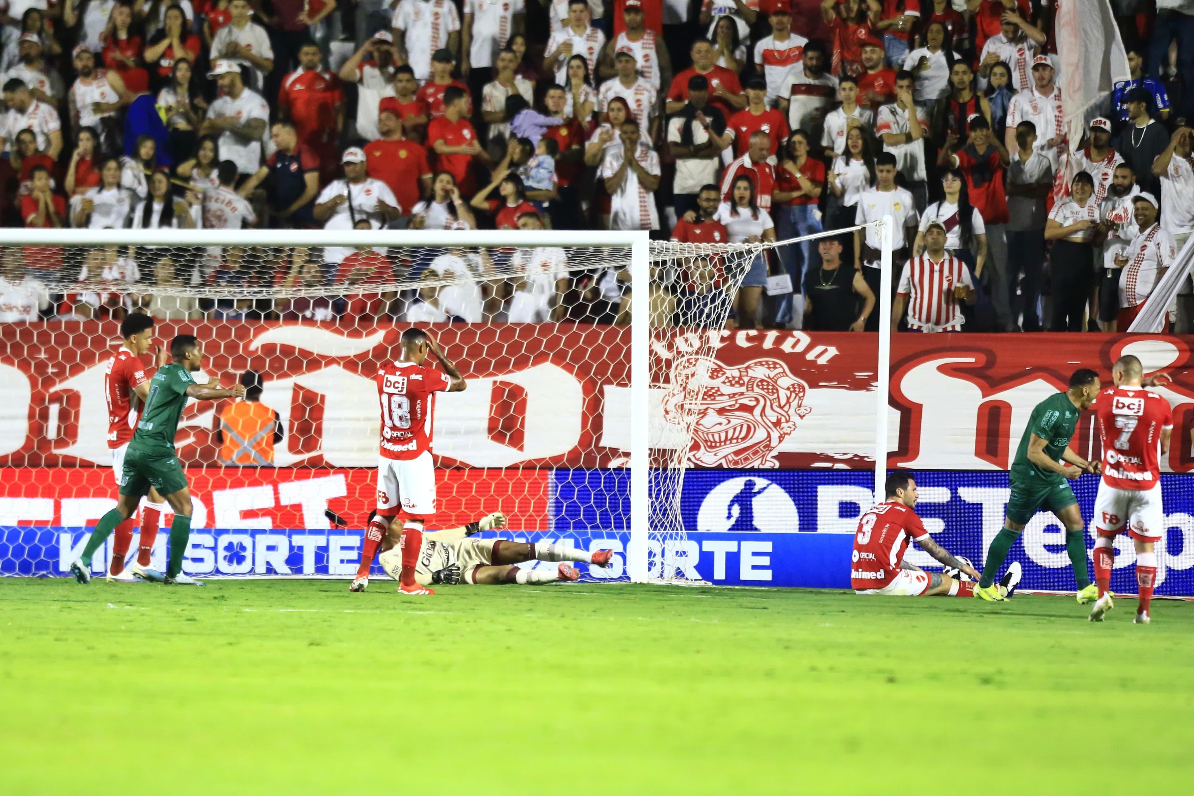 Jogadores do Vila Nova lamentam um dos gols sofridos contra o Coritiba, no OBA
