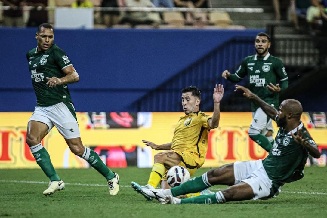 Messias desarma atacante do Amazonas durante duelo pela 20ª rodada da Série B