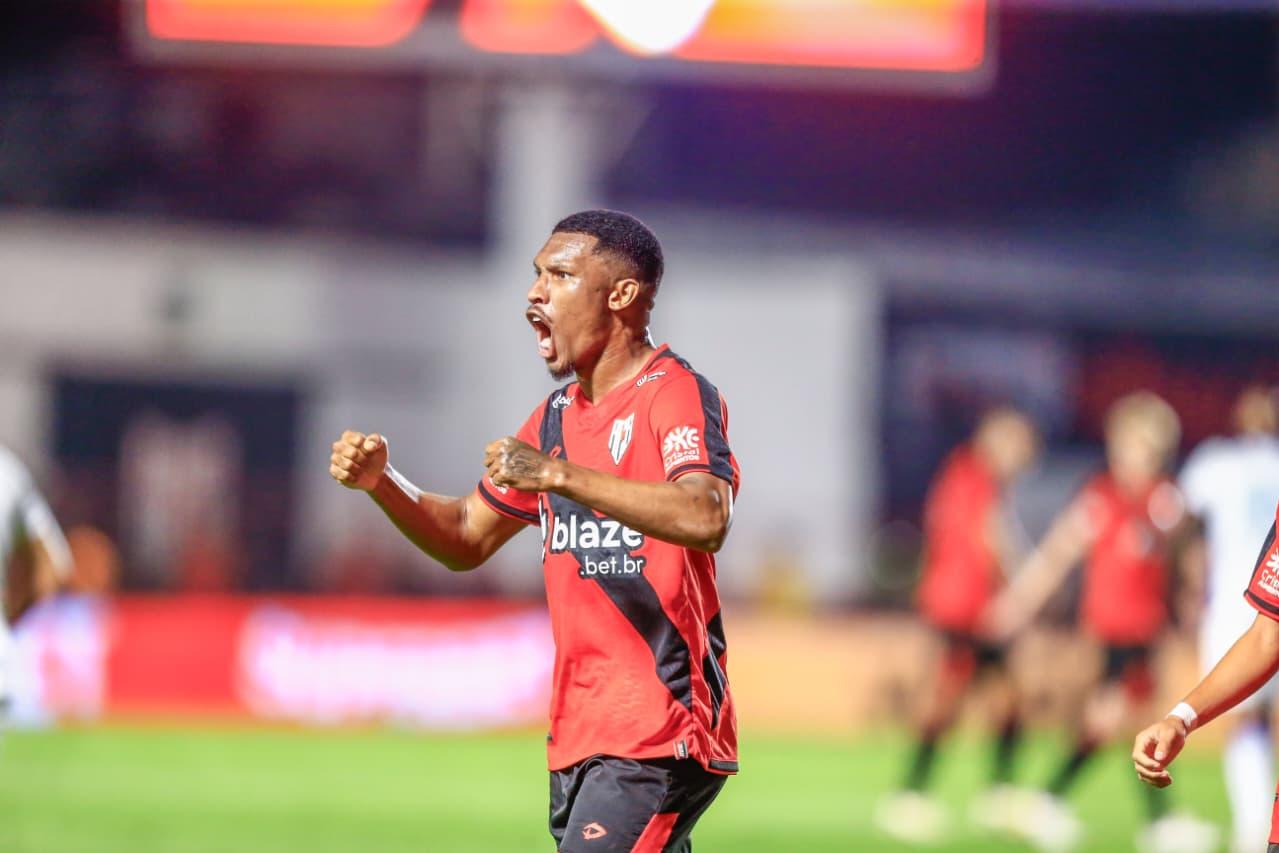 Atlético-GO vira sobre o Avaí em jogo decisivo e se afasta da zona do rebaixamento