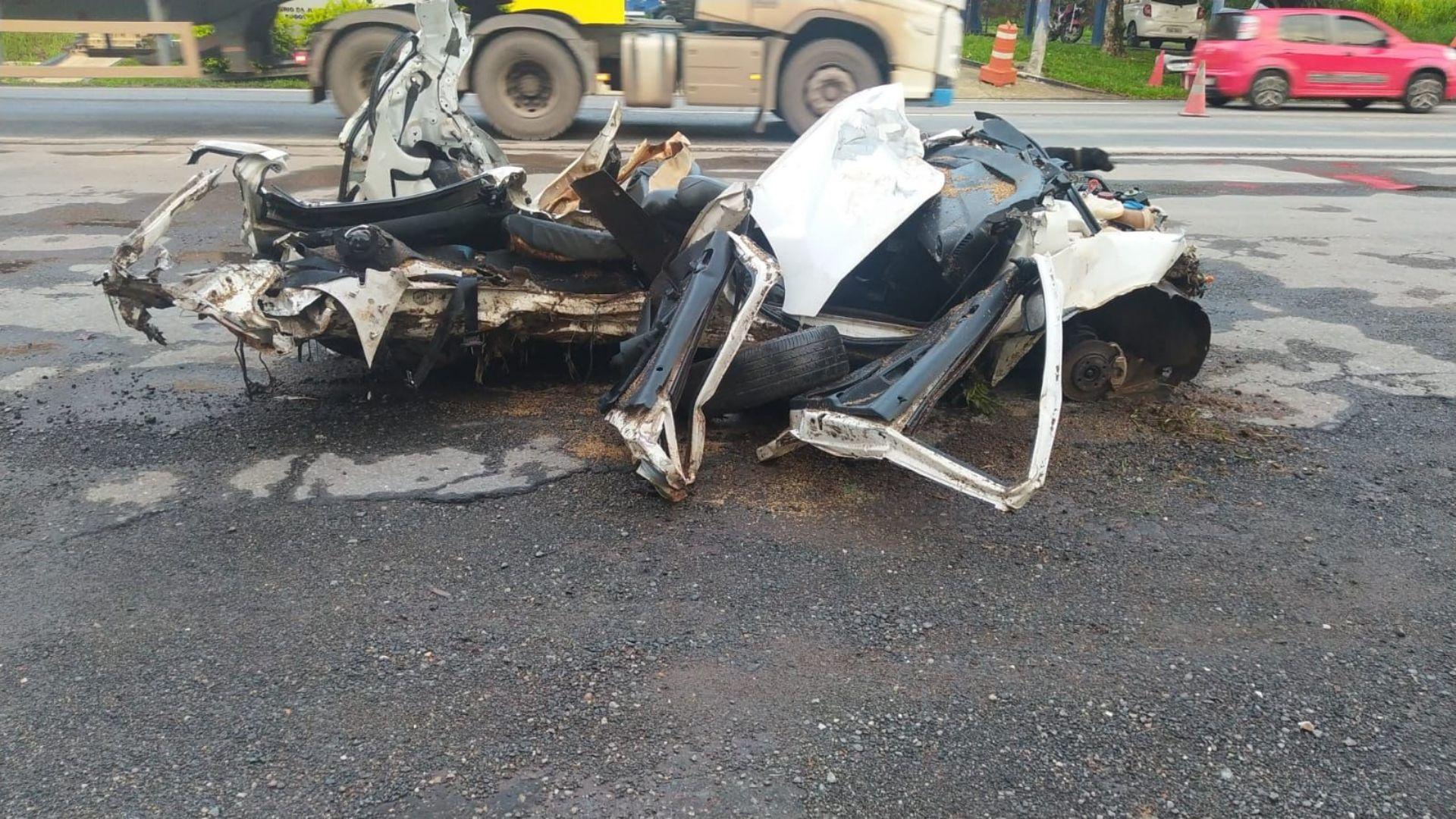 Acidente envolveu duas carretas, um carro-forte e um carro de passeio (Divulgação/Polícia Rodoviária Federal)