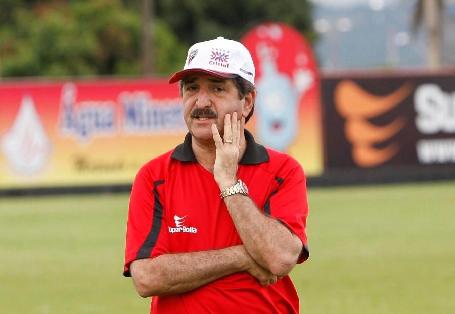 Partida do campeonato do torneio índia x bangladesh com fundo do estádio de  críquete