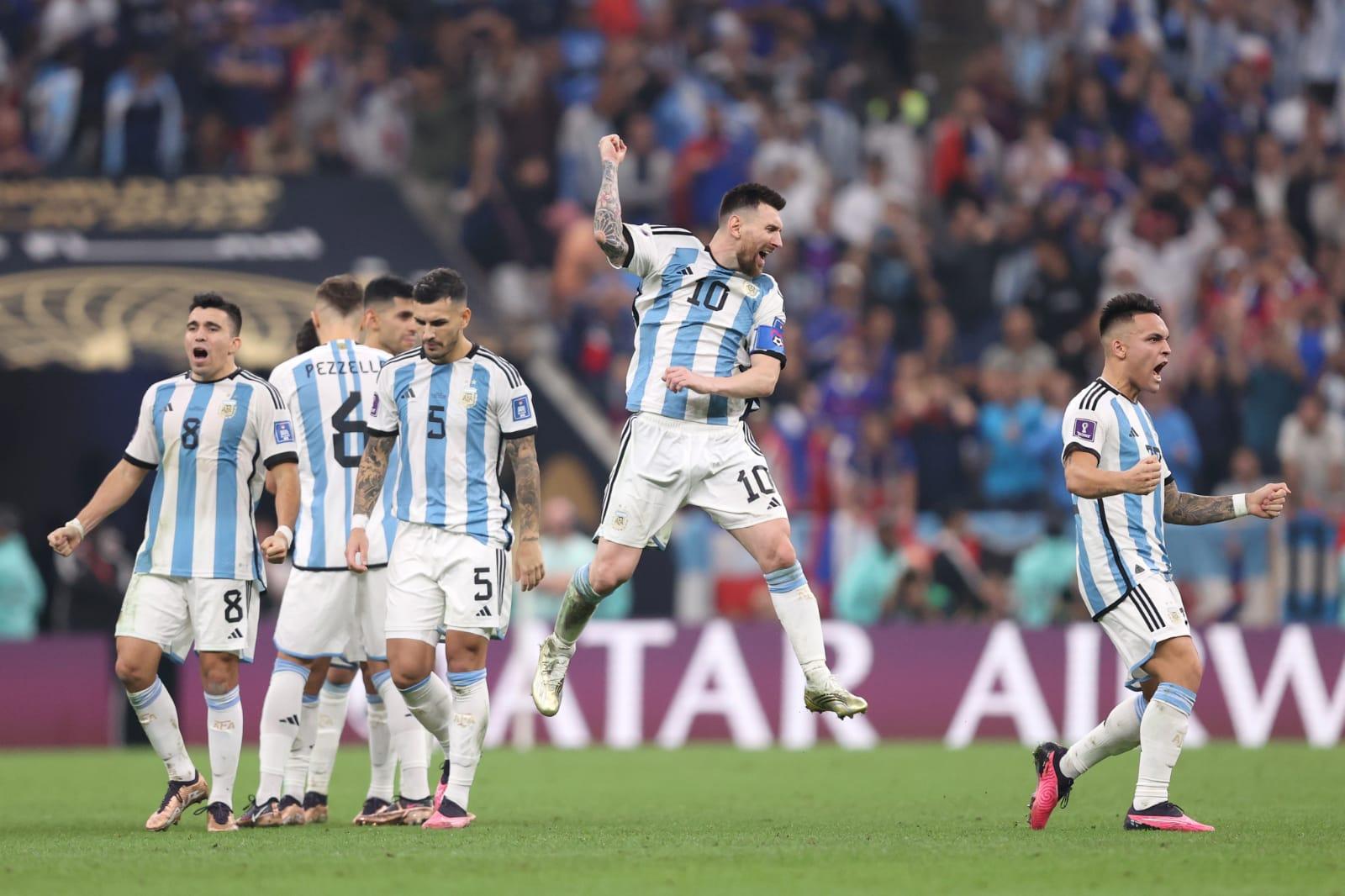 Messi bate primeiro pênalti da Argentina e brasileiros dizem que