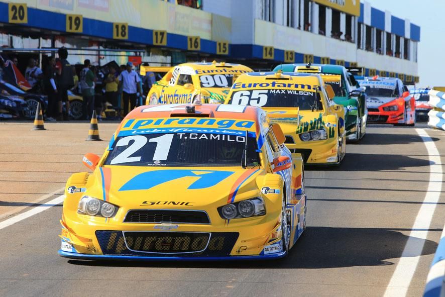 Gold Classic: categoria de carros clássicos faz corridas em Goiânia