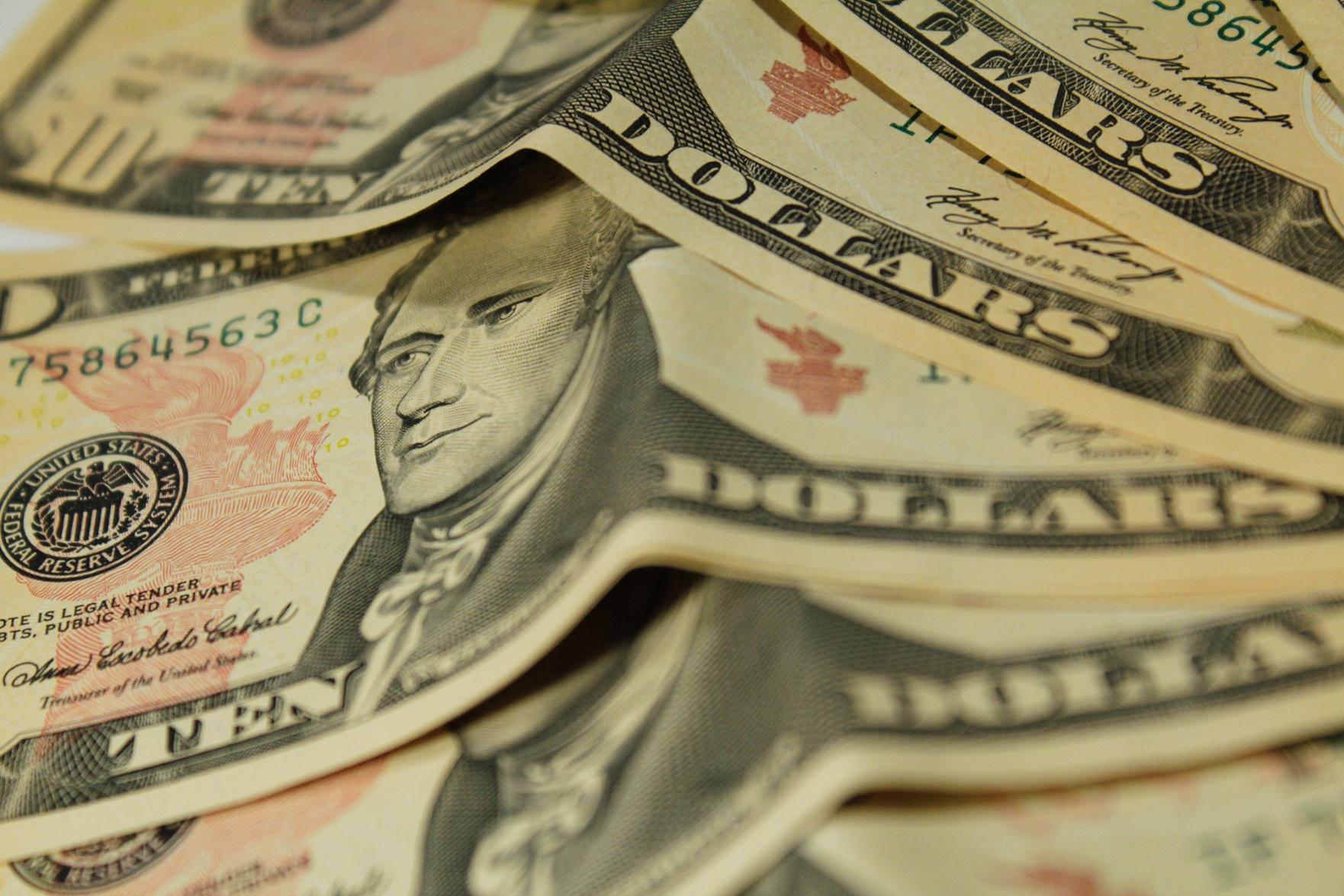 Dólar sobe após atentado contra Trump, com apostas de vitória nas eleições  | O Popular