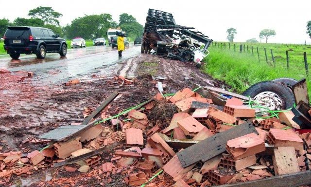 Imagens fortes: pilotos morrem em grave acidente em corrida no Paraná