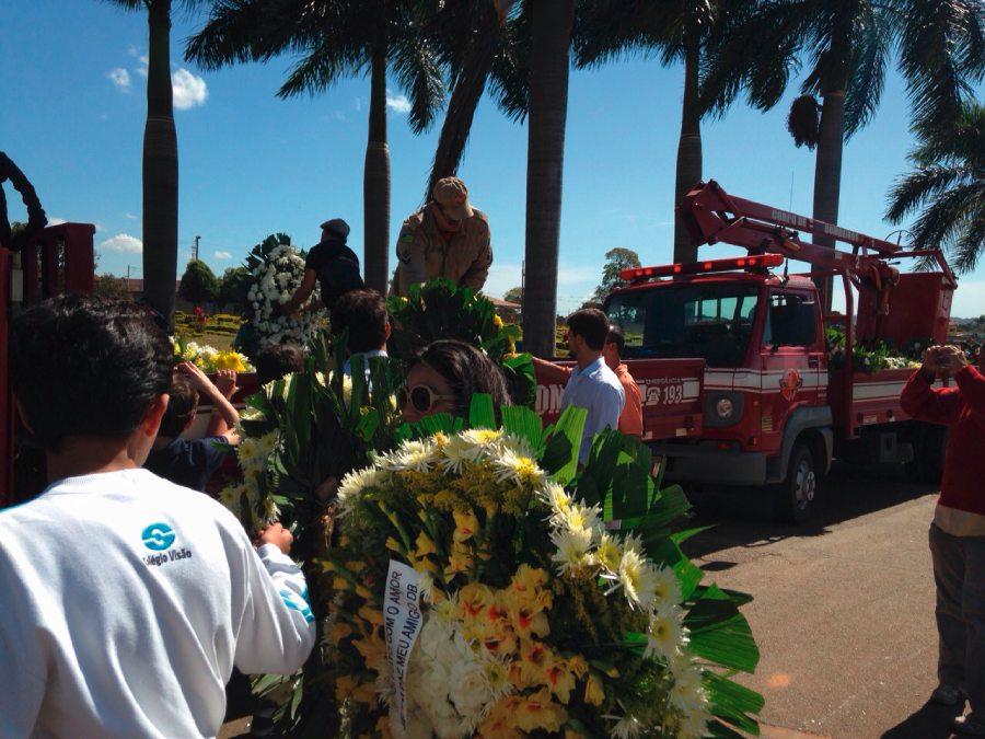 Aplausos rompem silêncio e marcam enterro de Cristiano Araújo em Goiânia -  @aredacao